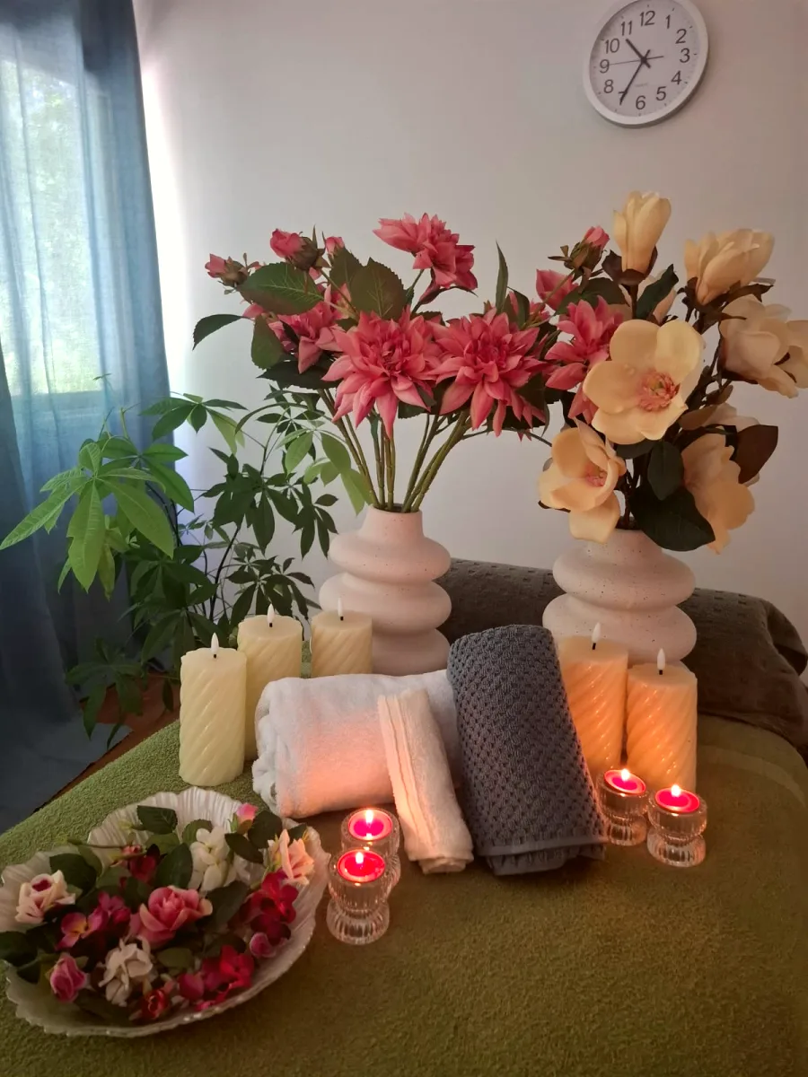 Candles, towels and flowers, set before every treatment